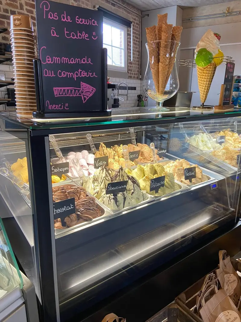 Valentine Courtain servant des glaces artisanales derrière le comptoir de la Ferme de la Goyette