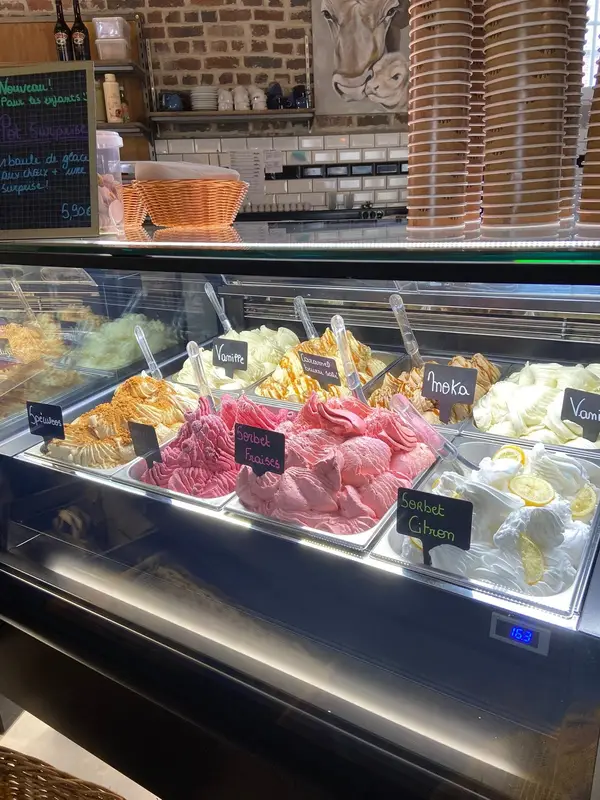 Coupe de glace artisanale avec crème fouettée